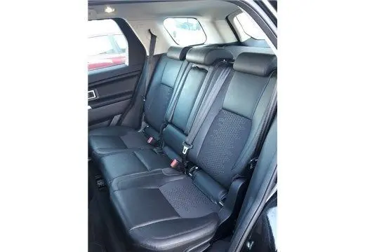 Vue intérieure des sièges arrière en cuir noir du Land Rover Discovery Sport Mark II TD4 150 SE A de 2017, côté droit.
