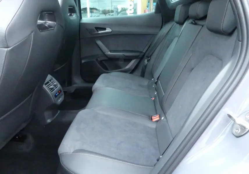 Banquette arrière en suédine noire avec surpiqûres cuivrées du CUPRA Formentor gris Graphene, vue côté gauche porte ouverte.