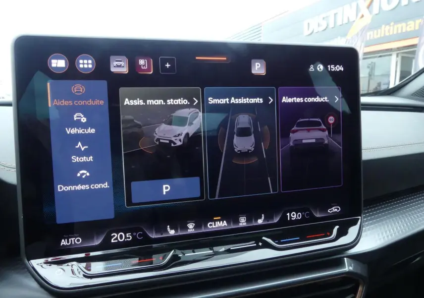 Écran tactile intérieur du CUPRA Formentor 2025 montrant les aides à la conduite et la climatisation digitale.