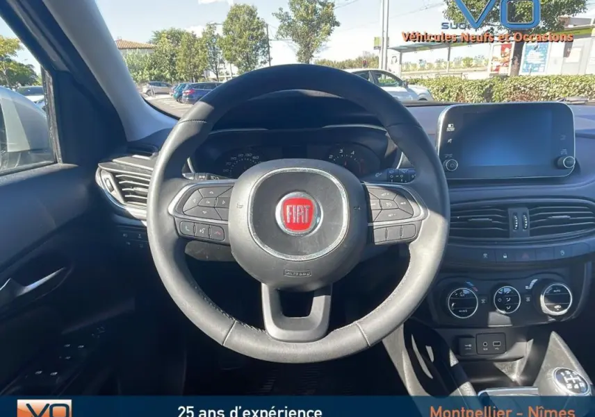 Intérieur du Fiat Tipo Station Wagon 2018, vue centrée sur le volant et tableau de bord avec écran tactile.