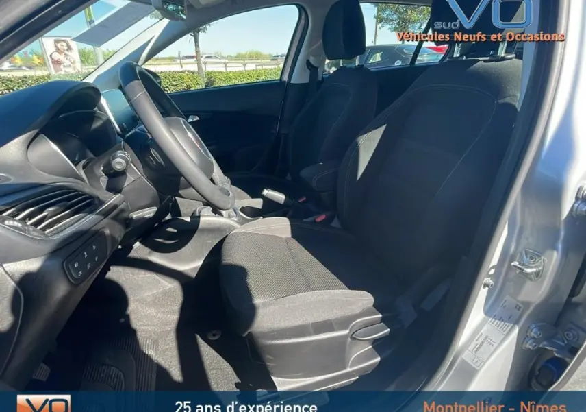 Intérieur avant droit de la FIAT TIPO gris 2018, montrant sièges tissu et tableau de bord côté conducteur.