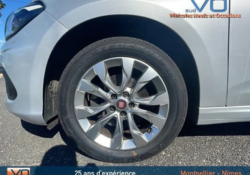 Gros plan sur la roue avant gauche grise d'une Fiat Tipo Station Wagon avec jante alliage 16 pouces.