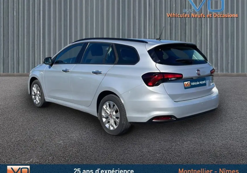 Fiat Tipo gris en 3/4 arrière droit, break avec jantes alliage 16 pouces et vitres teintées.