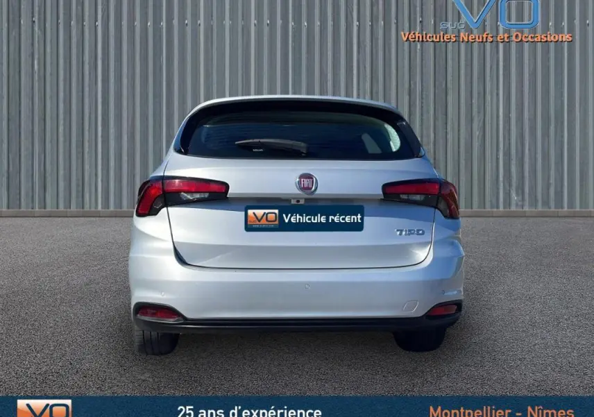 Vue arrière d'un FIAT Tipo gris station wagon avec feux arrière allongés et lunette arrière dégivrante visible.