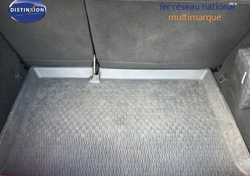 Vue du coffre avec tapis de protection noir de la Dacia Sandero Stepway rouge fusion, version 1.0 ECO-G 100 Confort 2021.