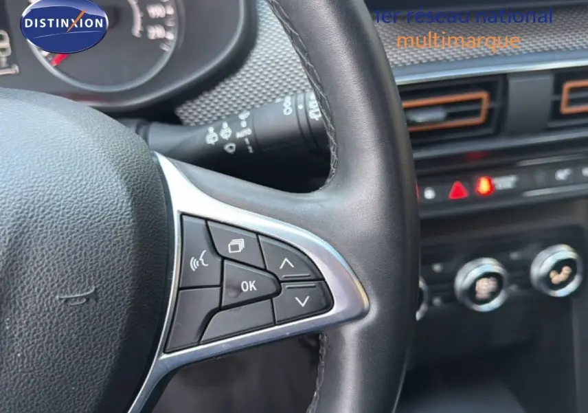 Détail du volant côté gauche de la Dacia Sandero Stepway 2021 avec commandes multifonctions et tableau de bord noir.