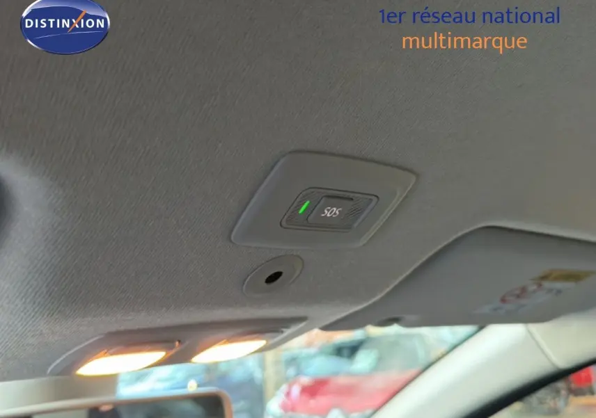 Vue 3/4 avant droit d'une Dacia Sandero Stepway rouge fusion avec détails de calandre et jantes visibles.