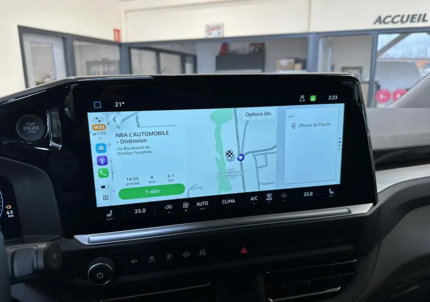 Écran tactile central du Volkswagen Transporter T7 ProCab 2026 affichant navigation et connectivité iPhone.