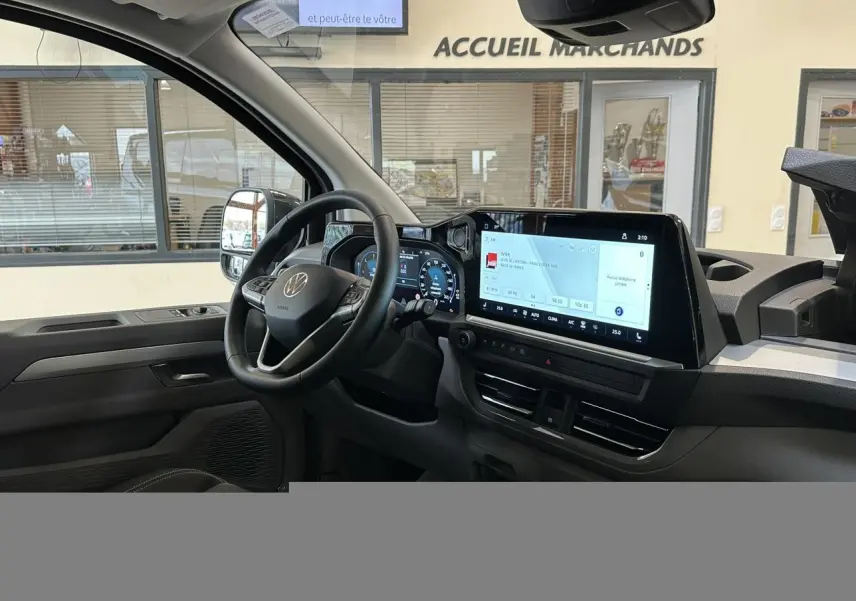 Vue intérieure côté conducteur du Volkswagen Transporter T7 ProCab 2026, tableau de bord moderne avec écran tactile 13 pouces.