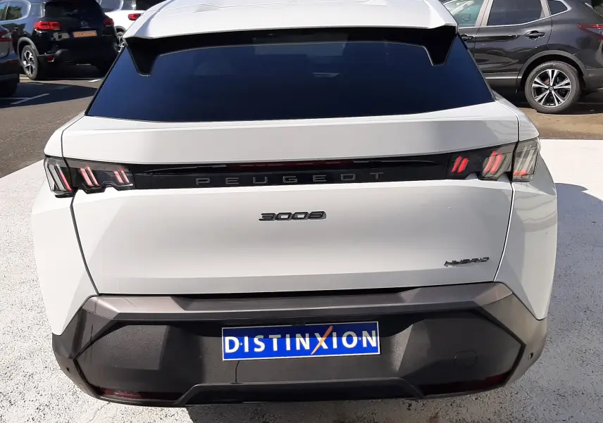 Vue arrière d'un Peugeot 3008 blanc Okenite 2024 avec feux LED et logo distinctif sur le hayon.