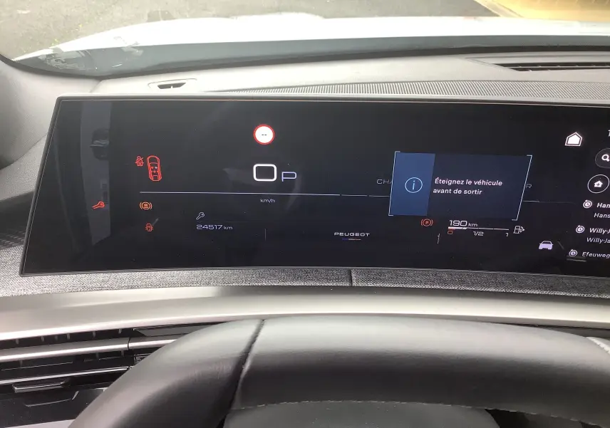 Vue intérieure du tableau de bord numérique du Peugeot 3008 Hybrid 2024, affichant un message d'arrêt du véhicule.