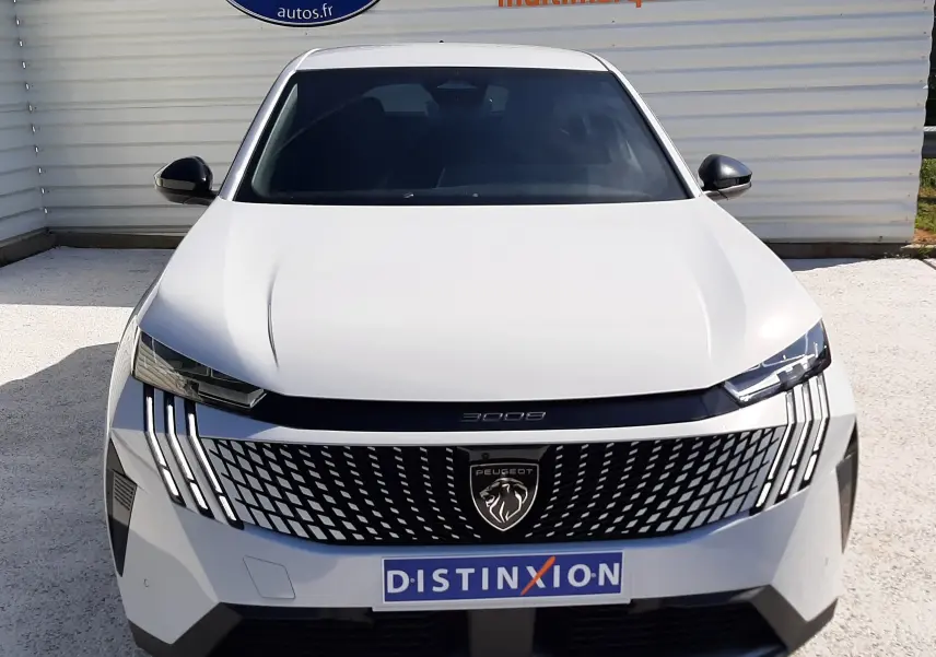 Vue avant d'un Peugeot 3008 blanc Okenite avec calandre noire et signature lumineuse verticale distinctive.