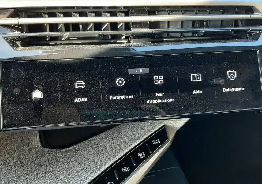Détail de l’écran tactile central et des commandes de climatisation du Peugeot 3008 Hybrid blanc, intérieur gris et noir.