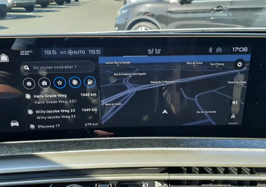 Vue intérieure du tableau de bord du Peugeot 3008 Hybrid 2024 avec écran tactile de navigation et bouton start/stop visible.