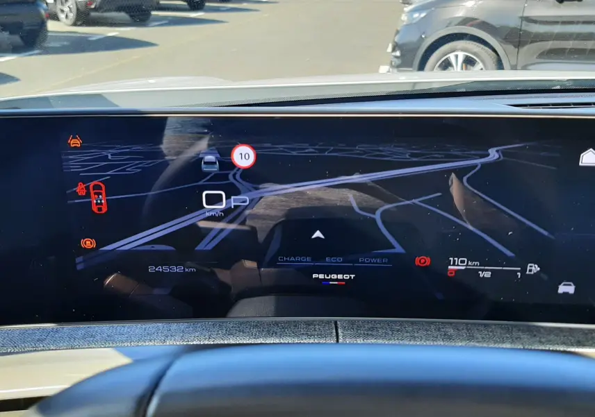Tableau de bord numérique du Peugeot 3008 Hybrid 2024 affichant la navigation et les indicateurs de conduite.