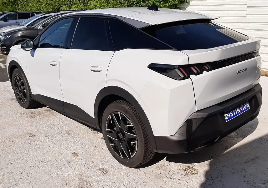 Peugeot 3008 Hybrid blanc Okenite vue 3/4 arrière droit, vitres teintées et jantes noires distinctives.