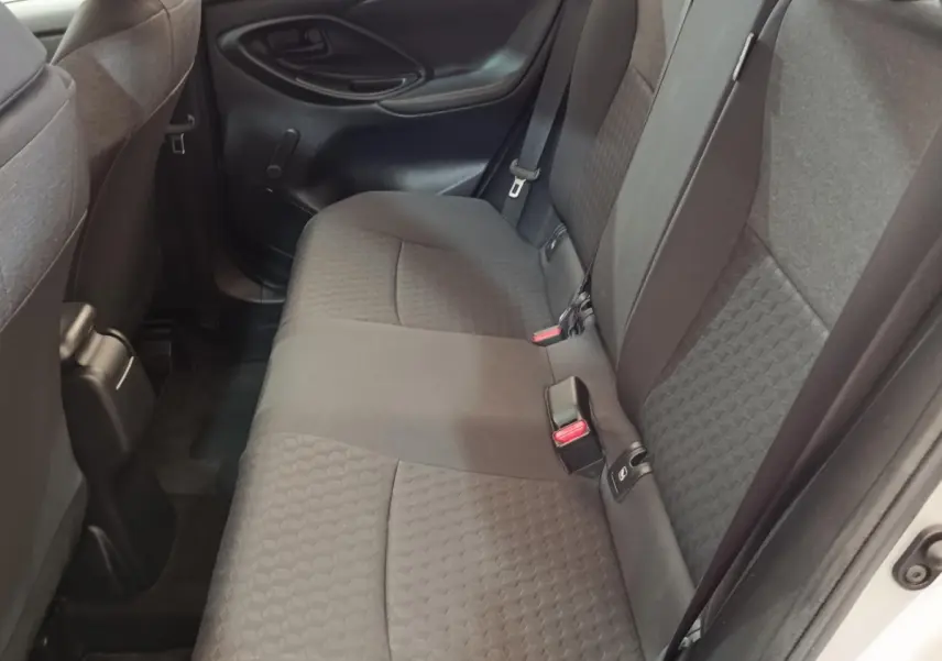 Vue intérieure arrière côté droit de la banquette tissu gris foncé de la Toyota Yaris Hybride 2022.