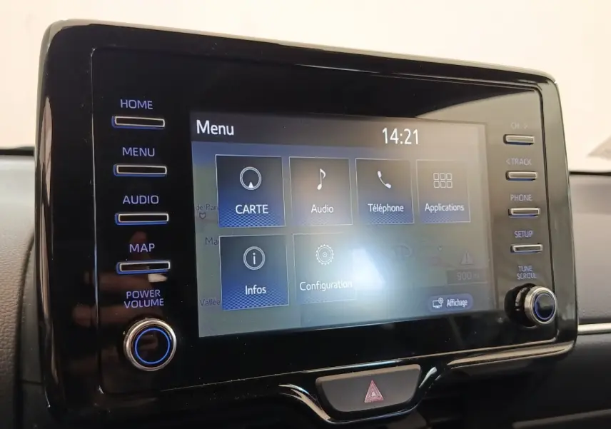 Écran tactile central de la Toyota Yaris hybride 2022 affichant le menu principal avec commandes autour.
