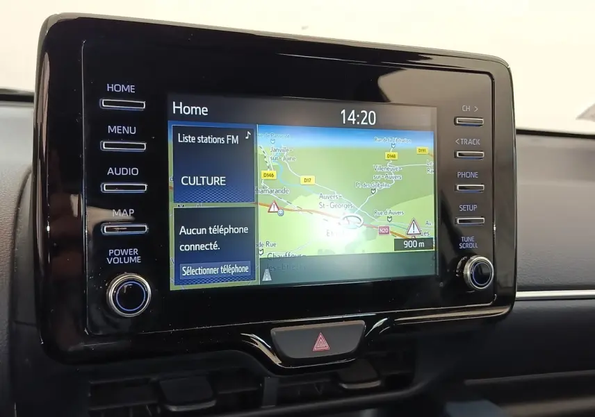 Écran tactile central de navigation 7 pouces de la Toyota Yaris hybride 2022, vue rapprochée de la console.