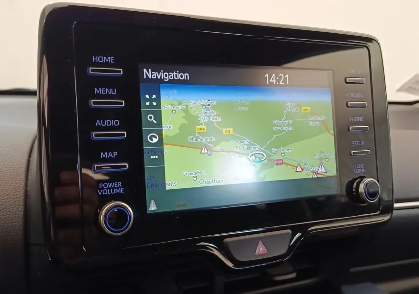 Écran tactile central de navigation affichant une carte, intérieur de Toyota Yaris hybride 2022.