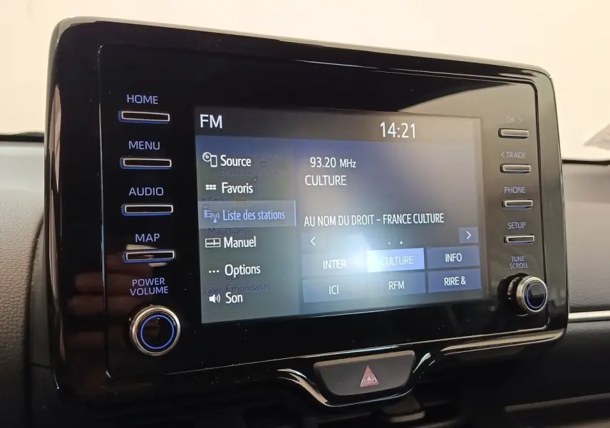 Écran tactile central de la Toyota Yaris hybride 2022 affichant la radio FM sur fond noir brillant.