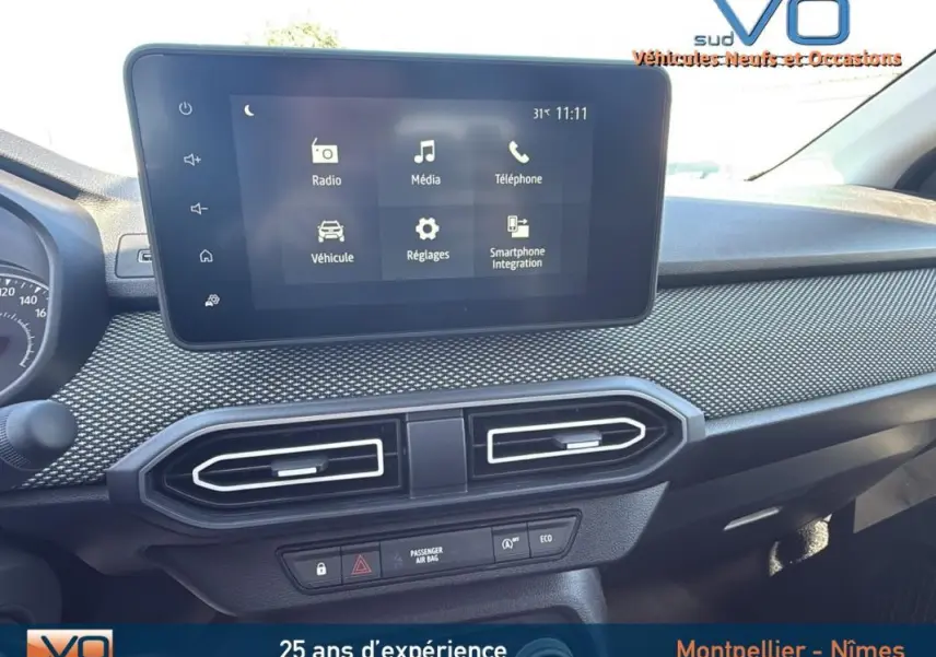 Tableau de bord du Dacia Jogger gris 2025 avec écran tactile central et aérateurs horizontaux en gros plan.