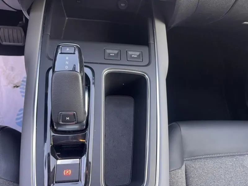 Vue rapprochée de la console centrale noire du Citroën C5 Aircross 2021 avec levier de boîte automatique et boutons mode Eco/Sport.