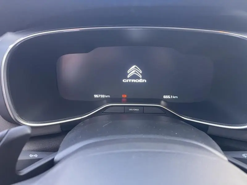Tableau de bord numérique de Citroën C5 Aircross, affichage logo et compteurs, vue de face intérieure.
