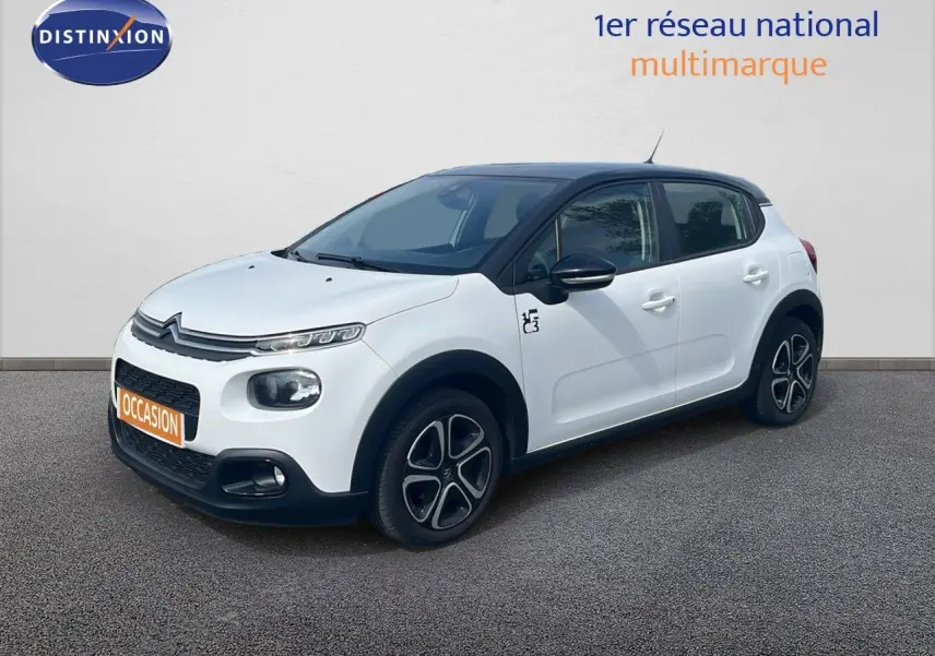 Citroën C3 blanc en 3/4 avant droit avec toit noir et jantes distinctives, sur fond neutre.