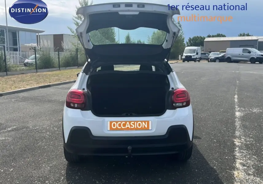 Vue arrière d'une Citroën C3 blanche de 2018 avec coffre ouvert, feux arrière rouges et pare-chocs noir.