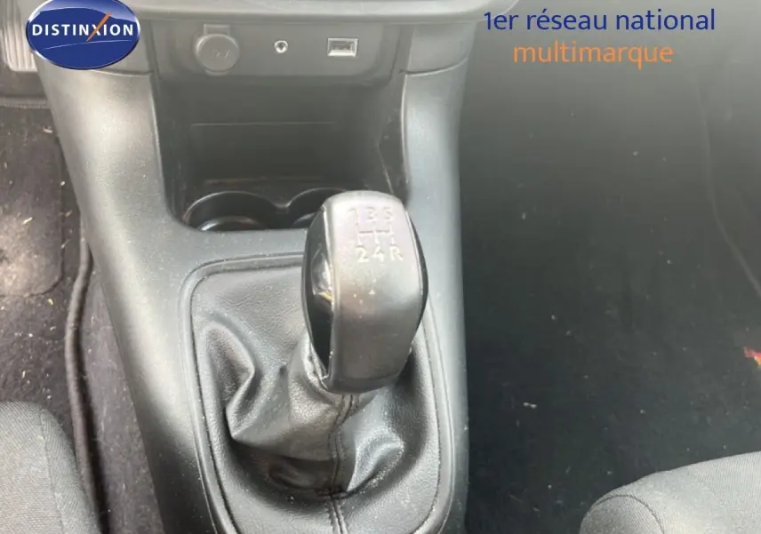 Le levier de vitesses manuel noir de la Citroën C3 2018, vue rapprochée de la console centrale intérieure.