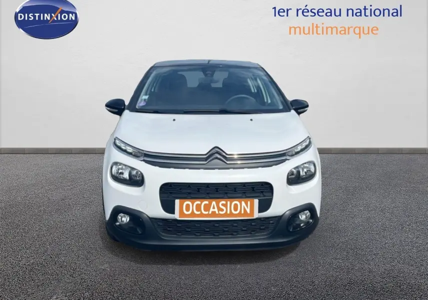 Vue frontale d'une Citroën C3 blanche de 2018 avec calandre noire et phares LED distinctifs.