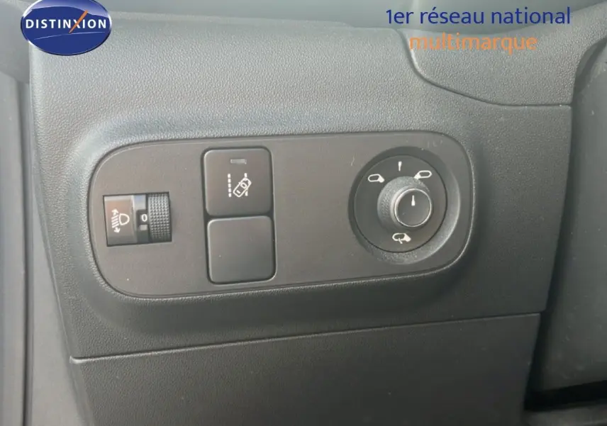 Détail des commandes de réglage des phares et des rétroviseurs côté gauche dans une Citroën C3 blanche de 2018.