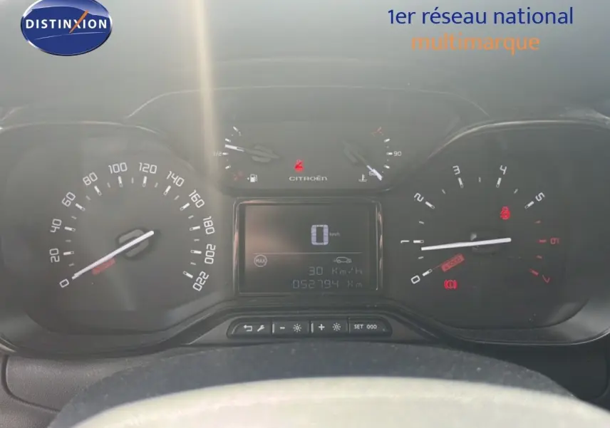 Vue rapprochée du tableau de bord de la Citroën C3 blanche 2018, affichant compteur et écran digital.