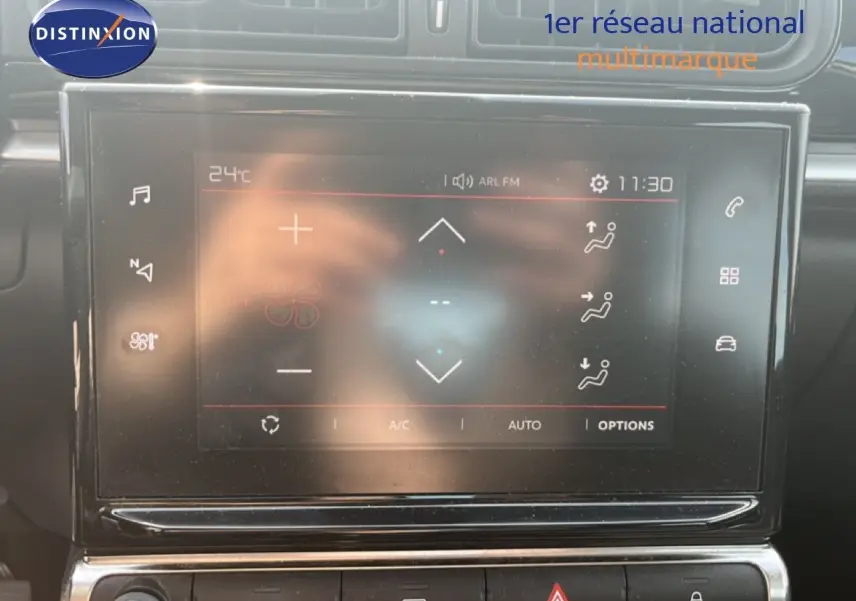 Écran tactile central de la Citroën C3 blanc 2018 affichant les commandes de climatisation et de ventilation.