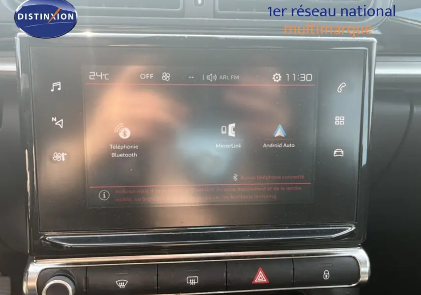 Écran tactile central du tableau de bord de la Citroën C3 blanche, affichant les options Bluetooth et Android Auto.