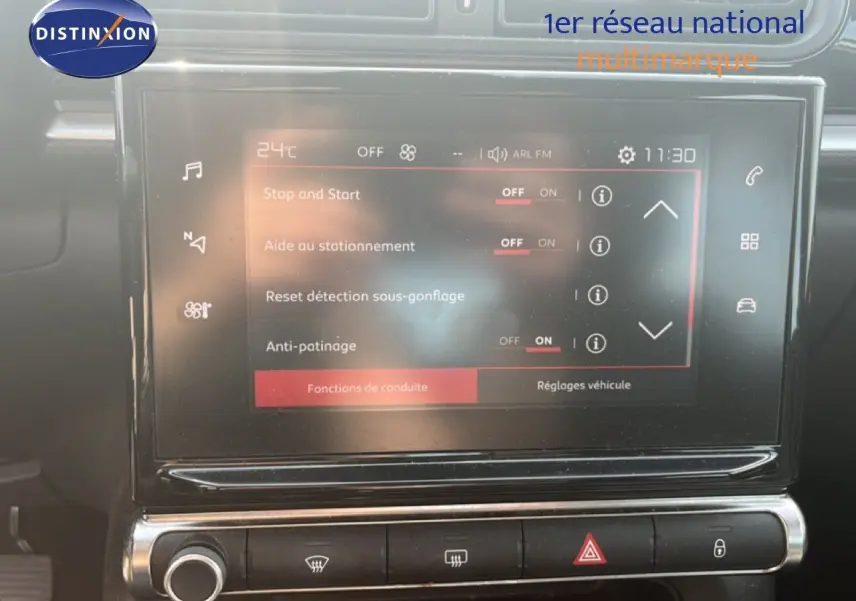 Vue rapprochée de l’écran tactile central de la Citroën C3 blanche de 2018, affichant les réglages d’aide à la conduite.