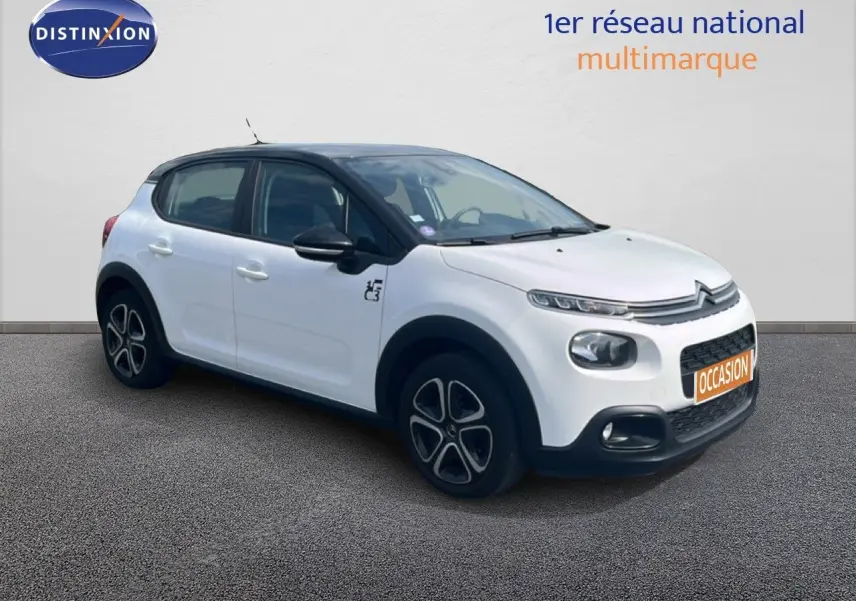 Citroën C3 blanc en 3/4 avant droit avec toit noir et jantes distinctives, modèle PureTech 2018 essence.