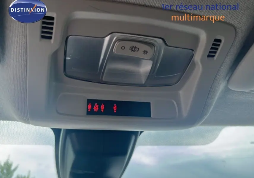 Vue intérieure du plafonnier de la Citroën C3 blanche 2018 avec commandes d’éclairage et indicateurs de ceinture allumés.