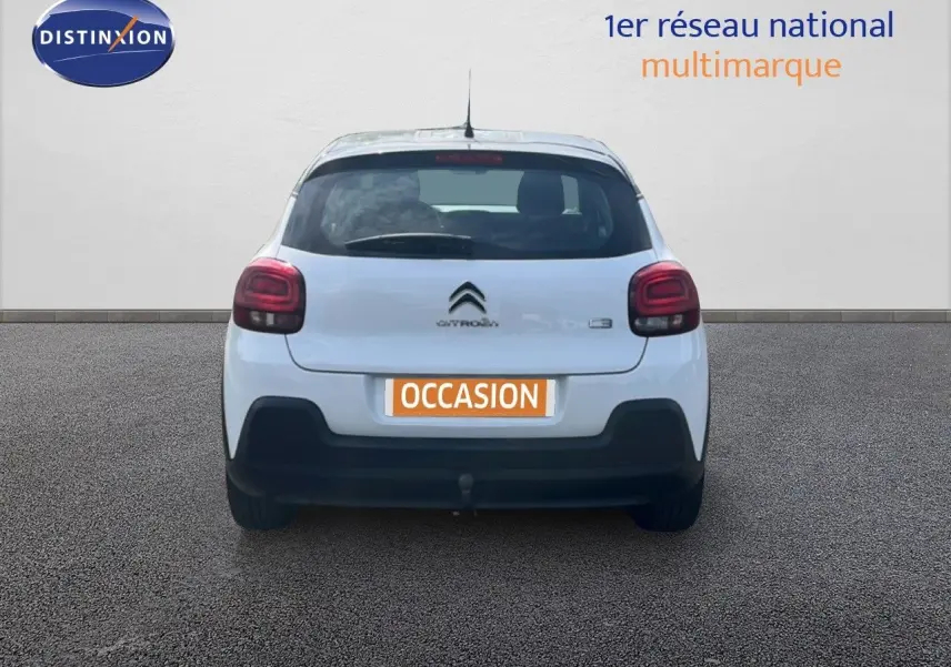 Vue arrière d'une Citroën C3 blanche de 2018 avec feux arrière rouges et plaque d'immatriculation orange "OCCASION".