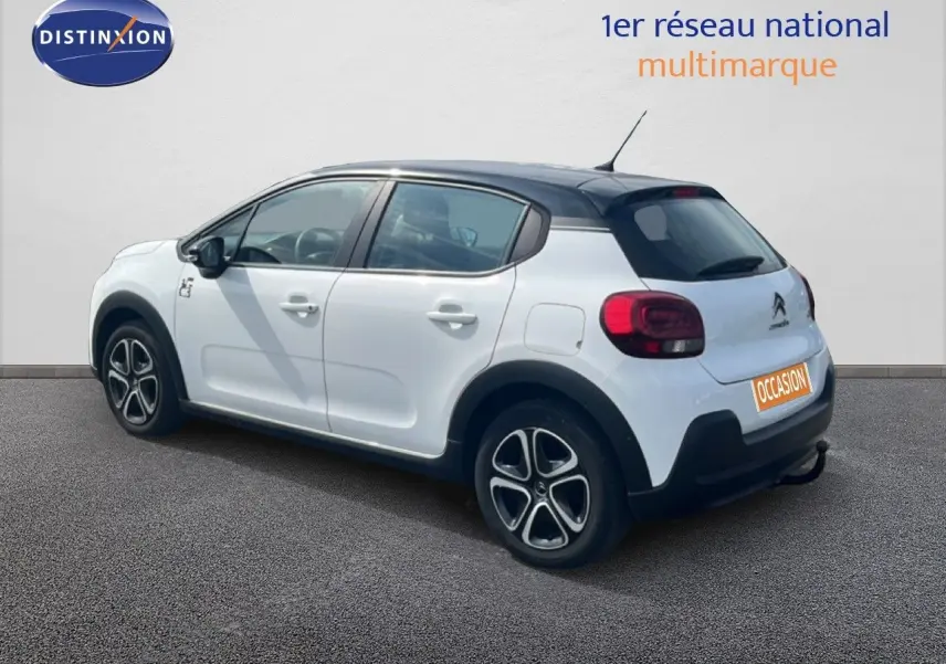 Citroën C3 blanc vue 3/4 arrière droit, toit noir, jantes alliage et feux arrière arrondis visibles.