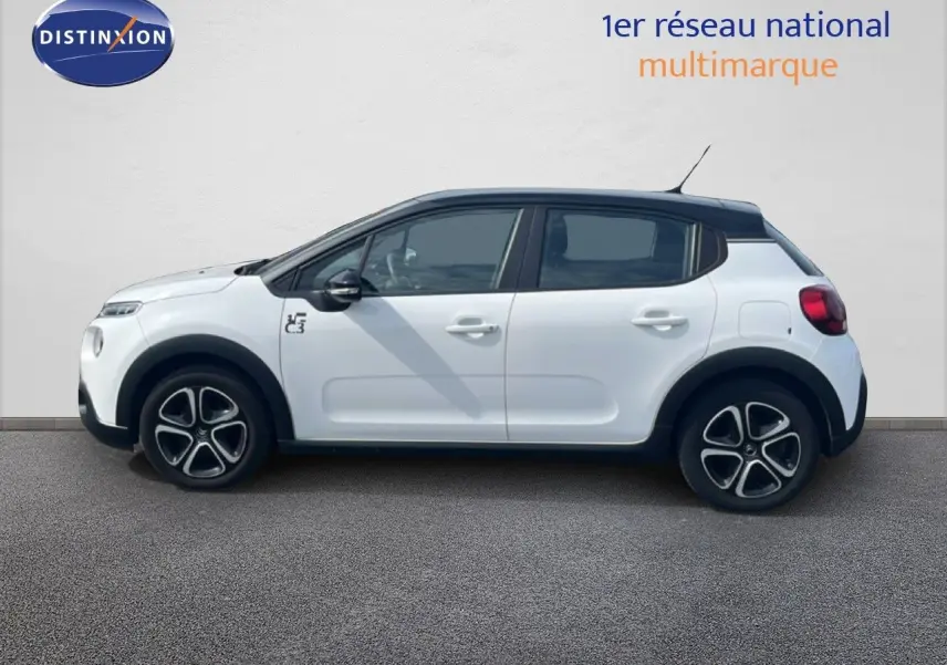 Profil côté gauche d'une Citroën C3 blanche 2018 avec toit noir et jantes originales en alliage.