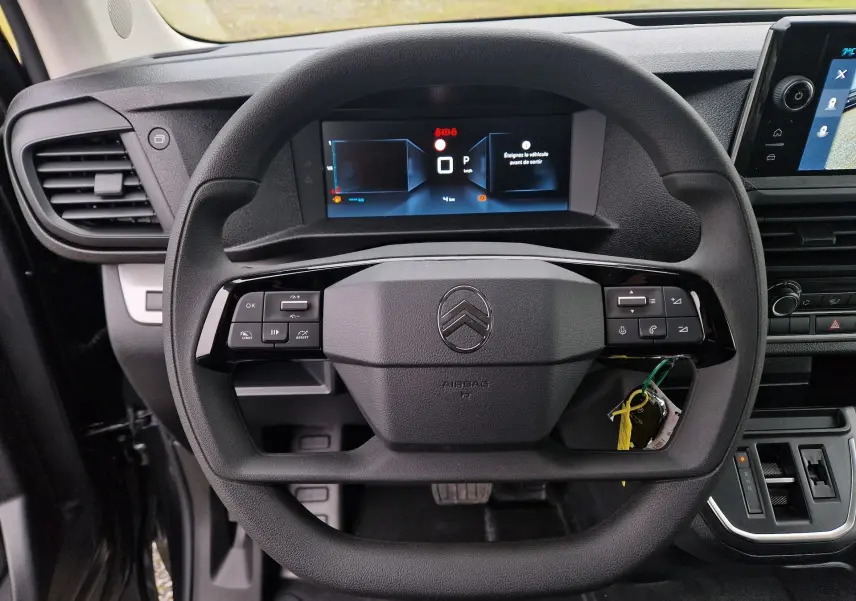 Vue intérieure centrée sur le volant noir du Citroën Jumpy Cabine Approfondie 2025 avec tableau de bord numérique.