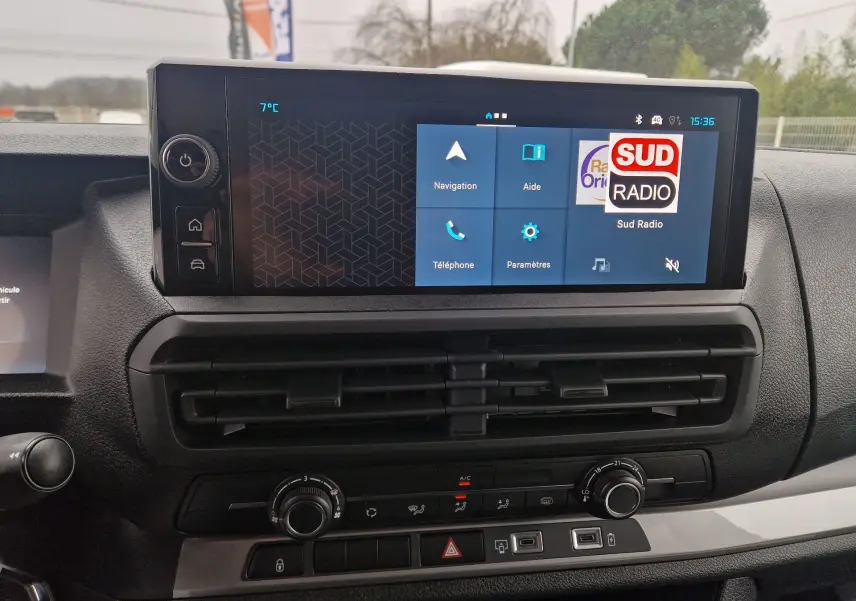 Vue rapprochée de l’écran tactile central et des commandes de climatisation du Citroën Jumpy Cabine Approfondie gris titane 2025.