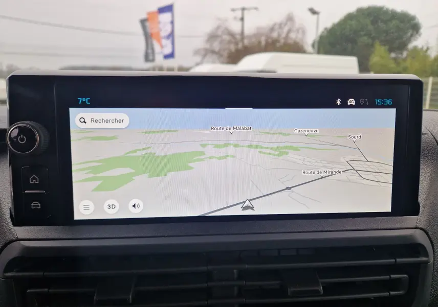 Écran tactile du système de navigation du Citroën Jumpy Cabine Approfondie gris titane, vue intérieure frontale.