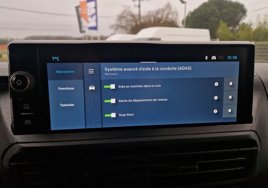 Écran tactile central du Citroën Jumpy XL gris titane, affichant les aides avancées à la conduite (ADAS).