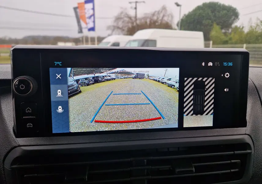Écran central montrant la caméra de recul du Citroën Jumpy Cabine Approfondie gris titane, vue arrière avec lignes de guidage.