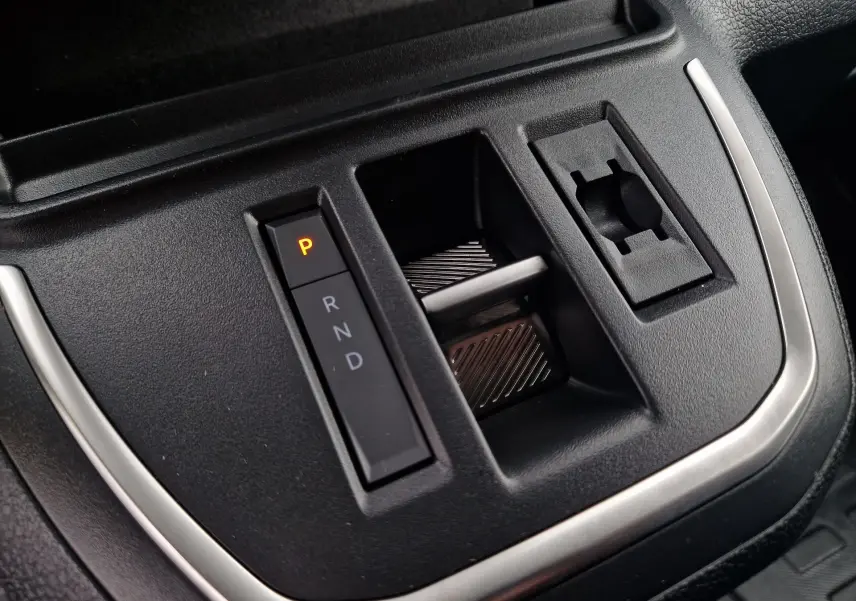 Gros plan sur la commande de boîte automatique en position parking du Citroën Jumpy Cabine Approfondie gris titane, intérieur noir.
