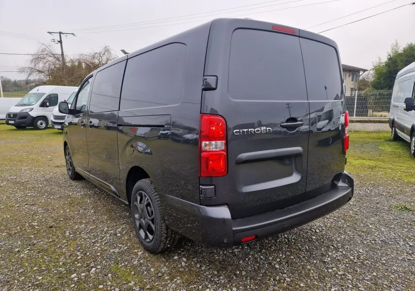 Vue 3/4 arrière droite d’un Citroën Jumpy Cabine Approfondie gris titane, avec portes arrière fermées et feux rouges visibles.