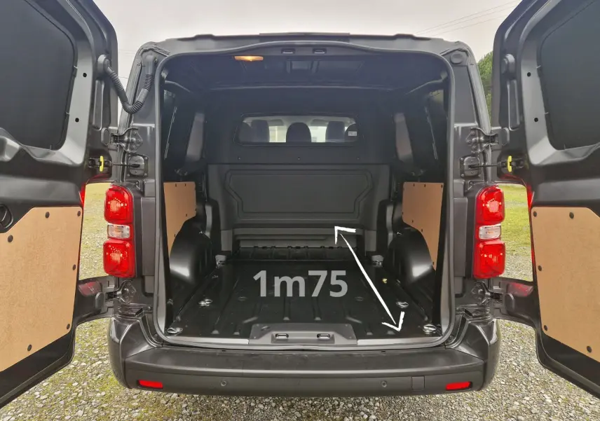 Vue arrière ouverte du Citroën Jumpy Cabine Approfondie gris titane, montrant l’espace de chargement avec indication 1m75.
